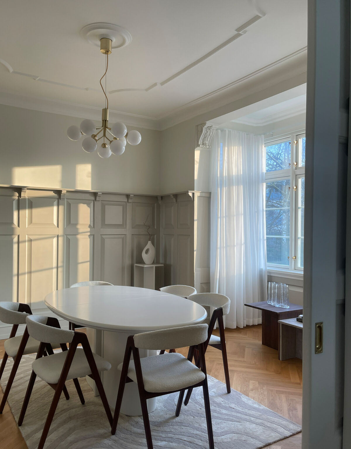 Vita gardiner på gardinskena i burspråk