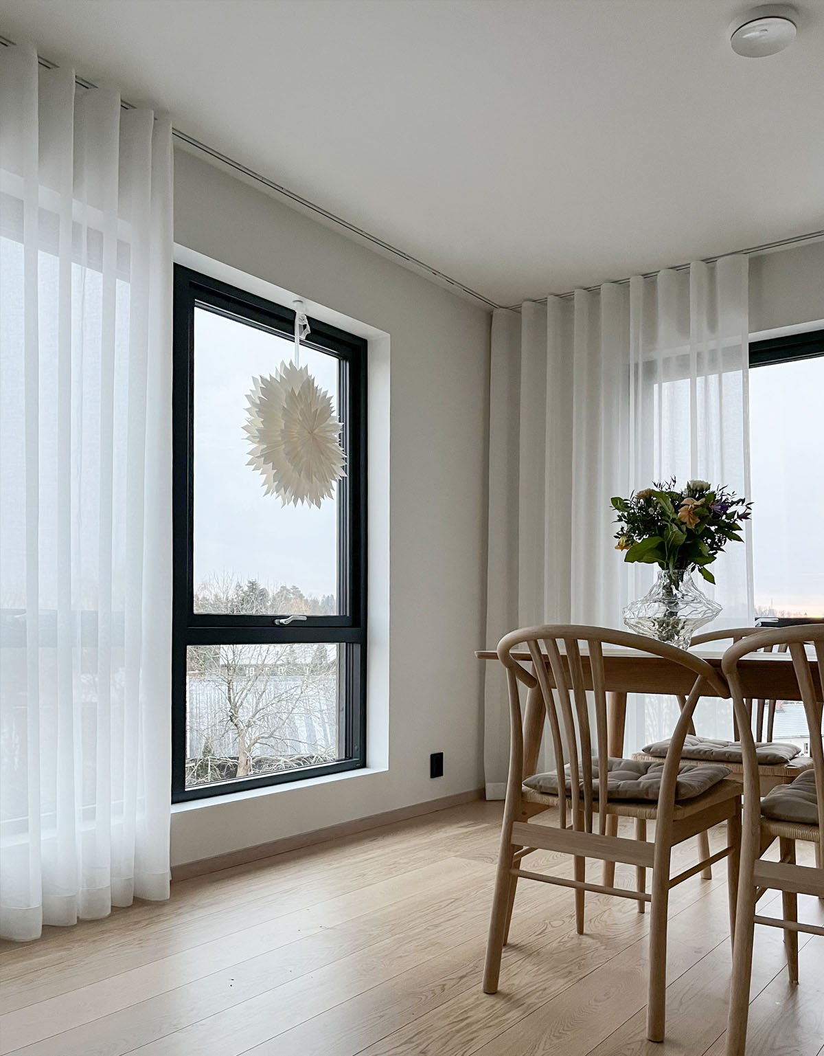 Vita gardiner med hotellvågor på takskena