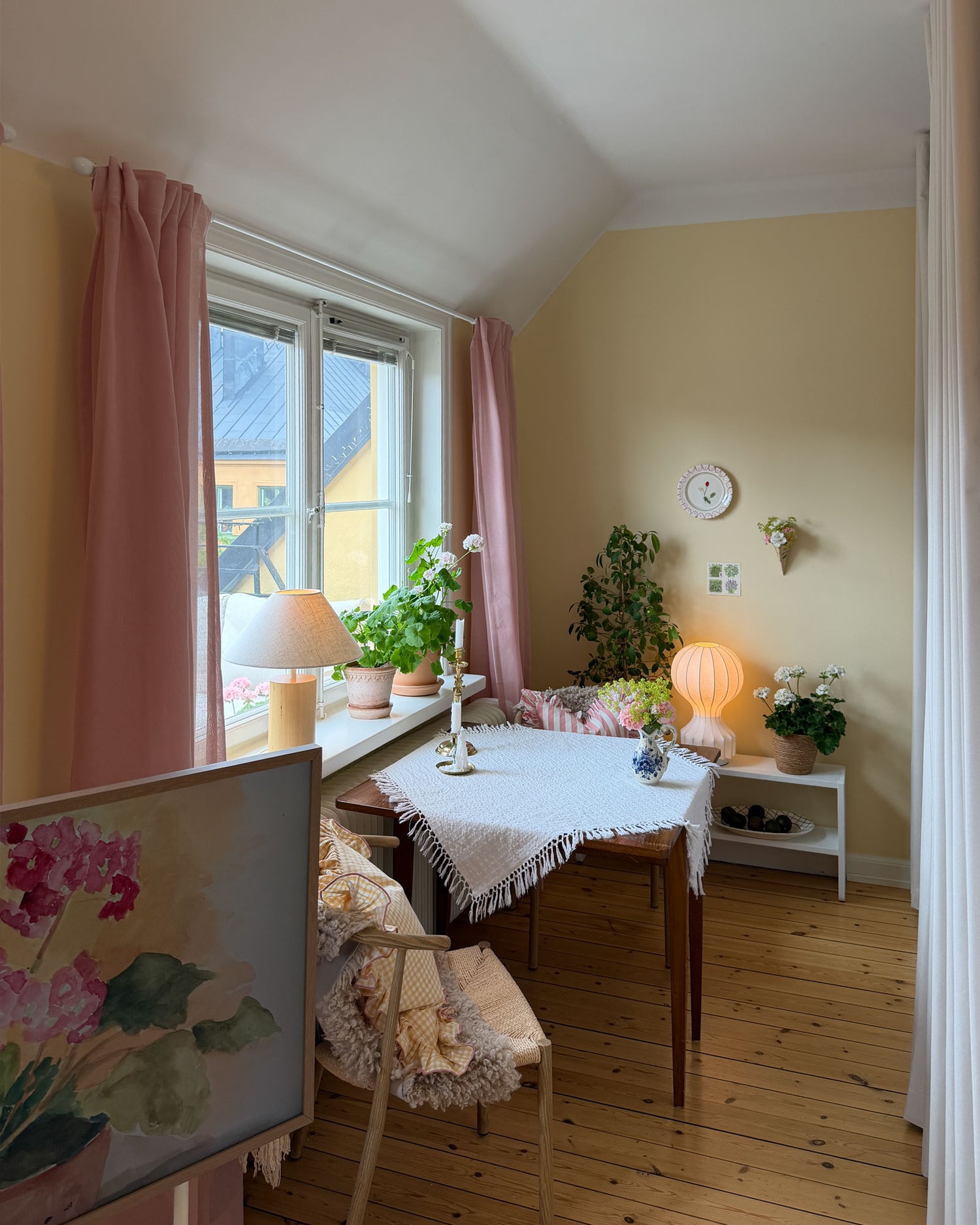 Rosa gardiner i ett matrum med pastellfärger