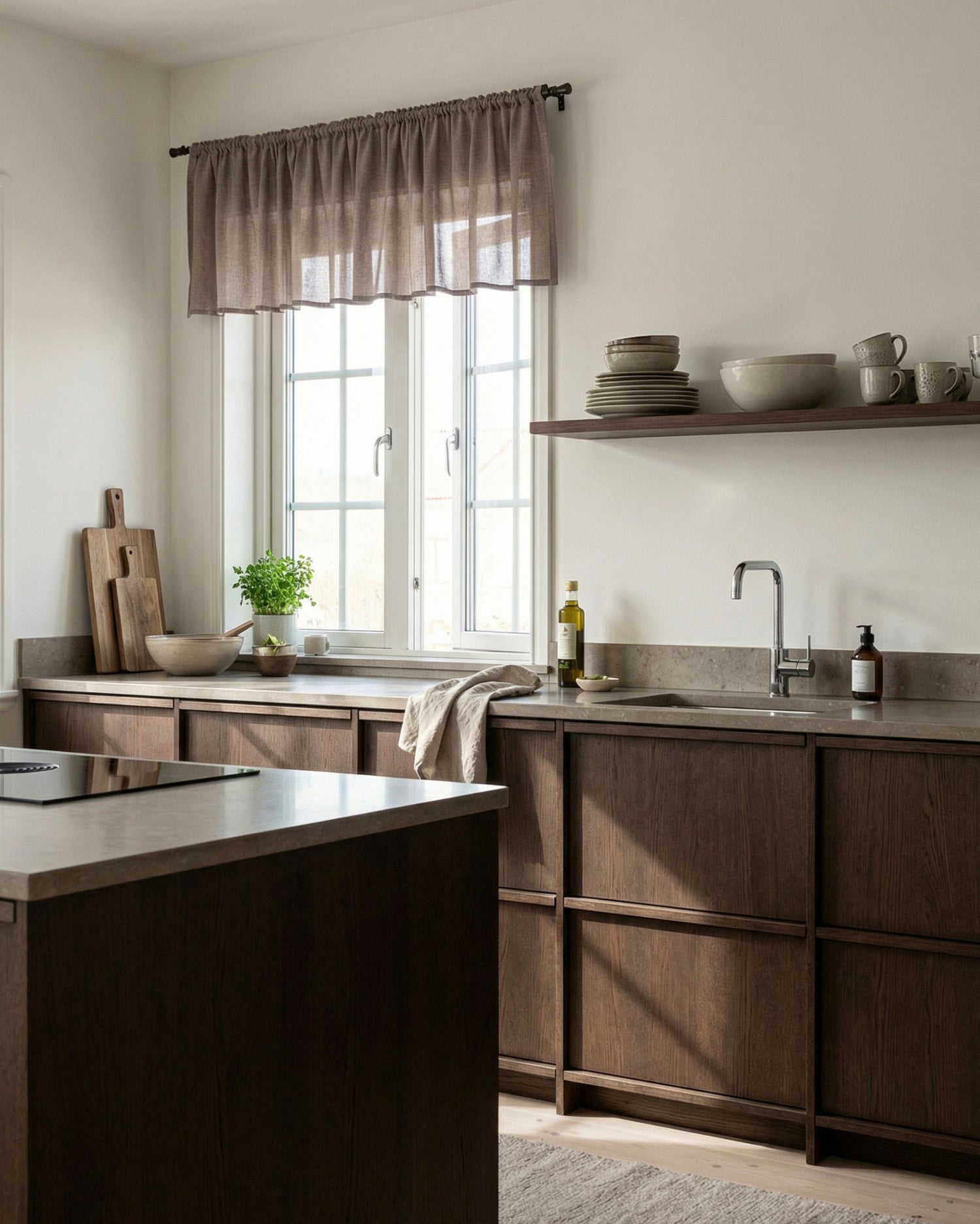 Brun gardinkappa i ett kök med mörka träluckor
