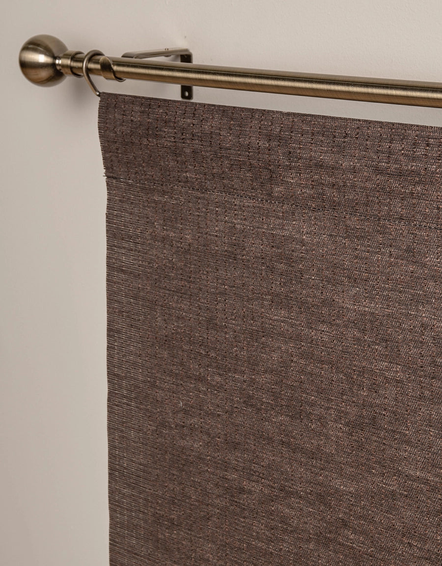 Närbild på beige panelgardin med struktur