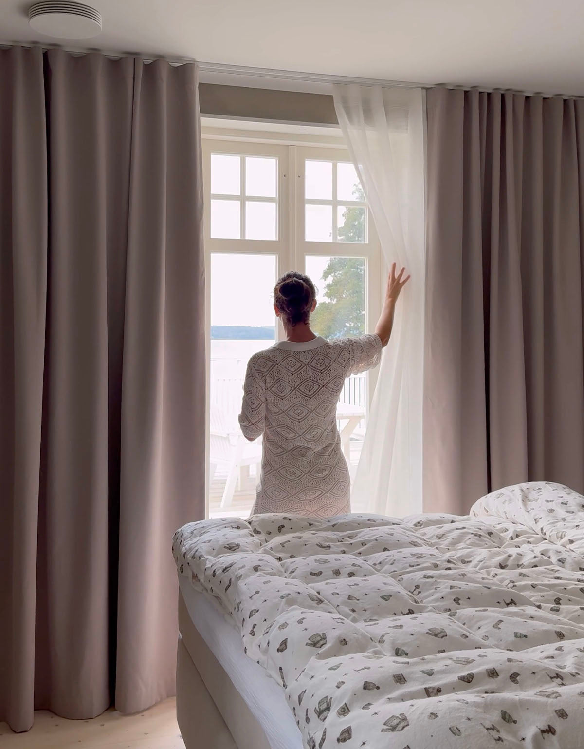 Hotellskena – maxa hotellkänslan i höst med dubbla gardiner