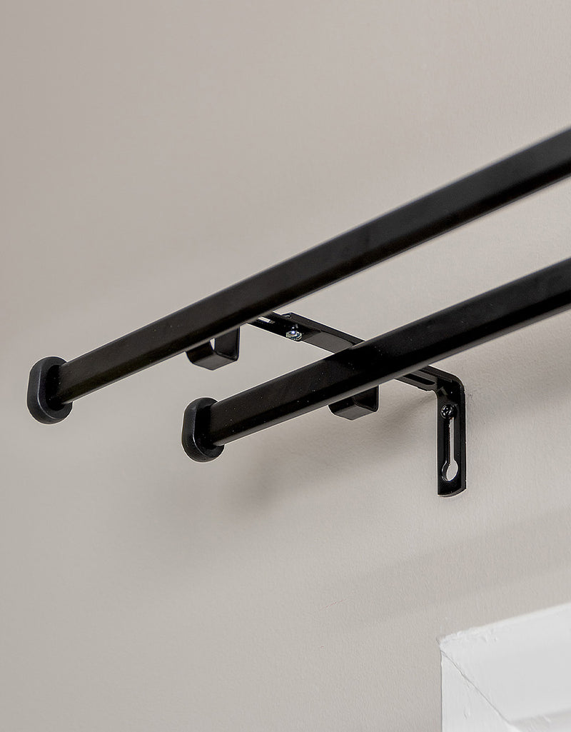 Dubbla svarta stänger med väggfäste