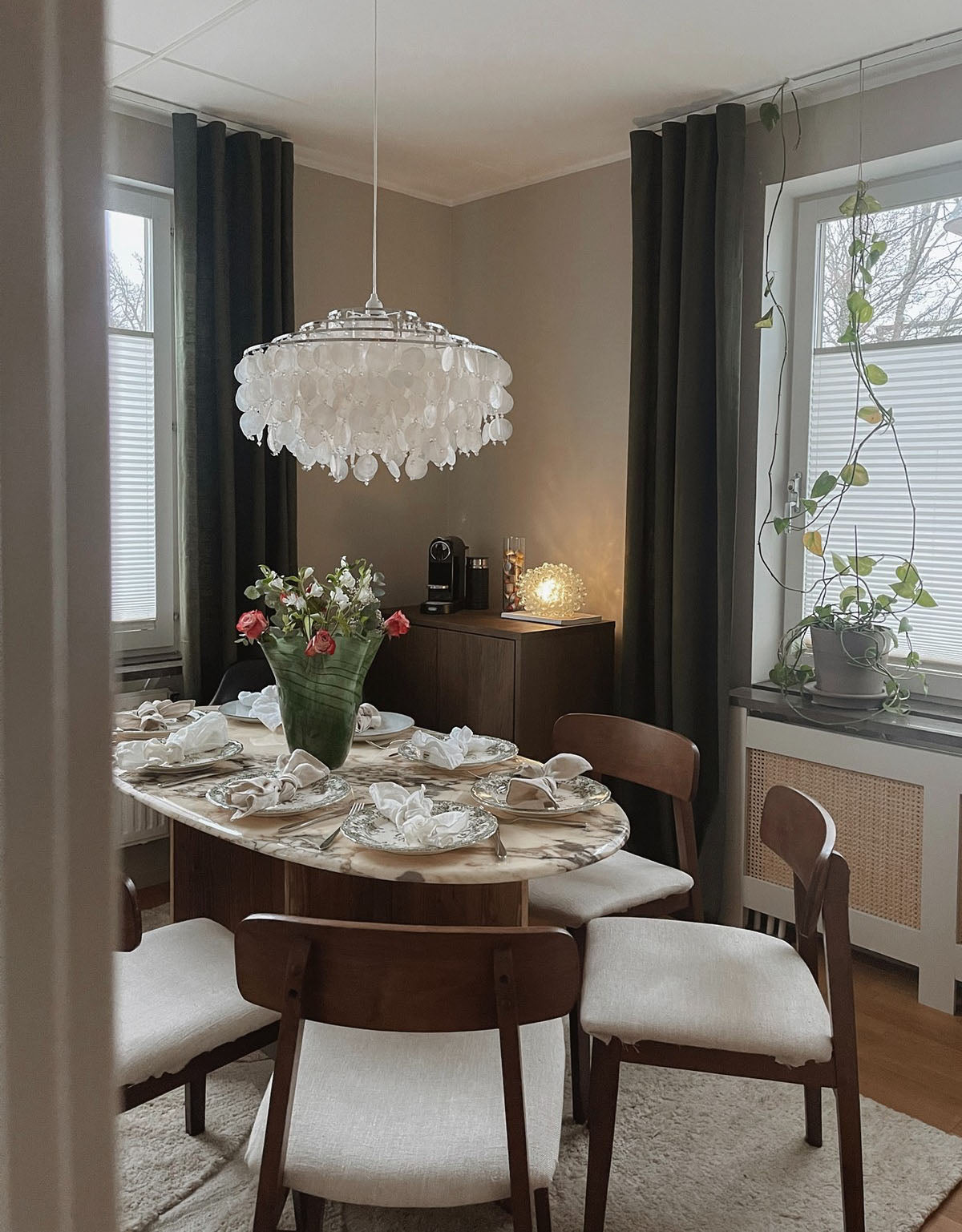 Matrum med mörkgröna linnegardiner