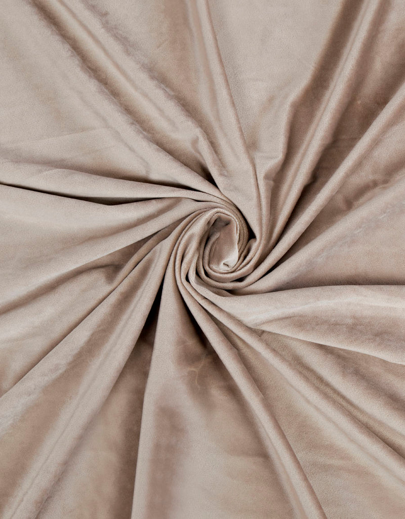Närbild på gardintyg i beige sammet