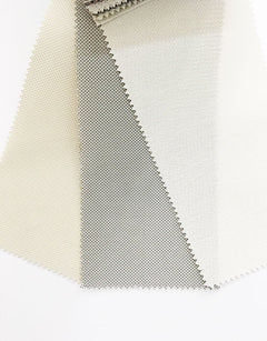 Närbild på screenvävar i beige, grå och vitt