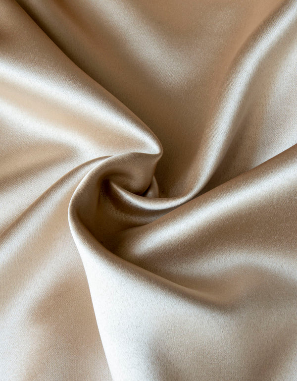 Närbild på gardintyg Stilla i beige