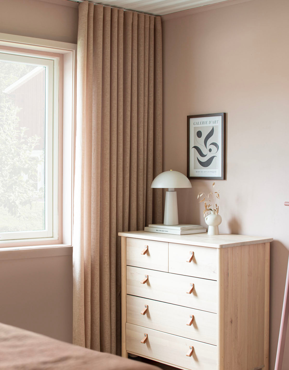 Beige gardin i linneblandning i beiget sovrum