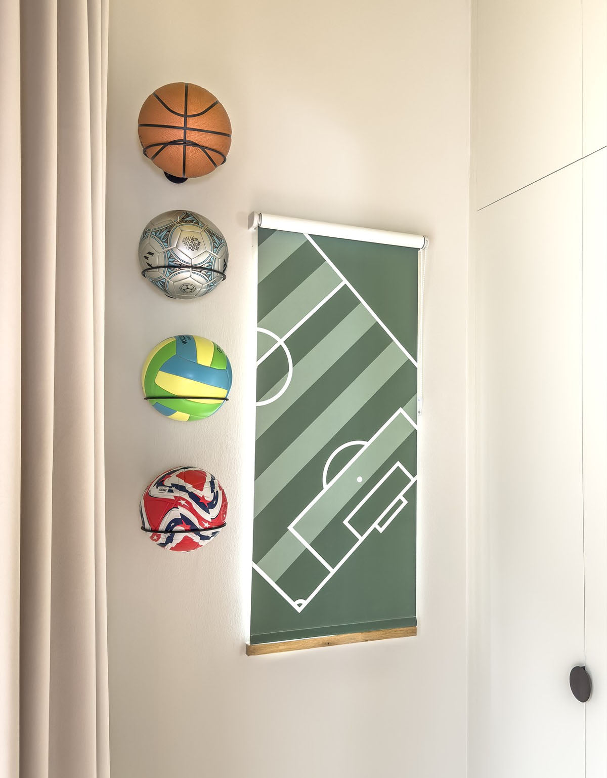 Rullgardin med illusterad fotbollsplan i mörkläggande väv