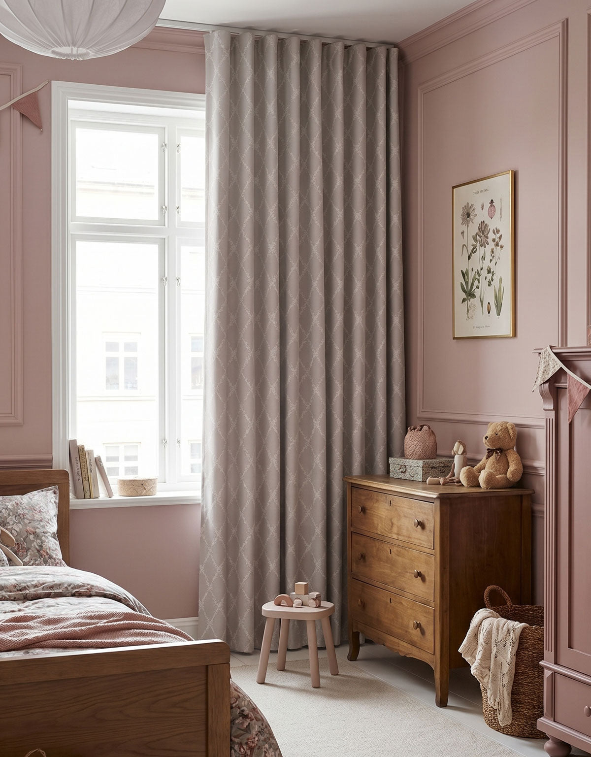 Room-darkening curtain in a discreet pattern