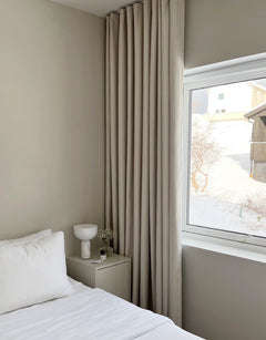 Beige mörkläggningsgardin i sovrum