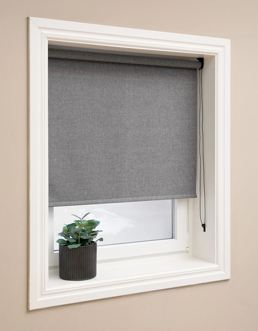 Mörkläggande rullgardin med textilkänsla