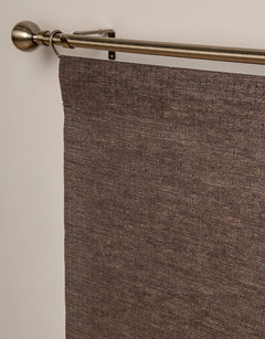 Närbild på beige panelgardin med struktur