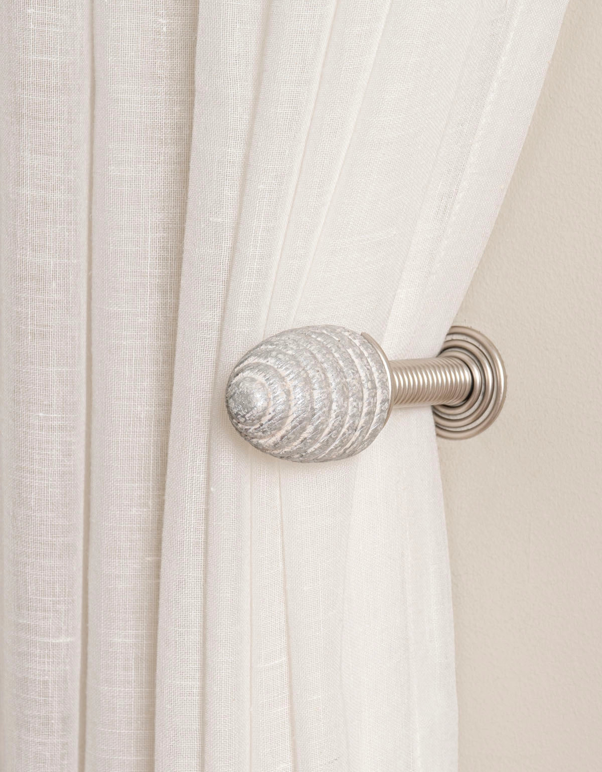 Omtagsfäste med knopp i vitsilver och fäste i silver