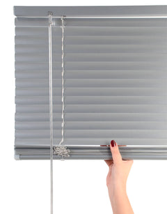 Persienn Cordless, silver med hand som drar