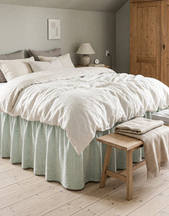 Sängkappa i linnemix i en ljusturkos färg