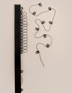 Svart gardinskena med glid på lina
