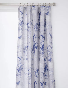Transparent gardin i ett vackert blått naturmönster